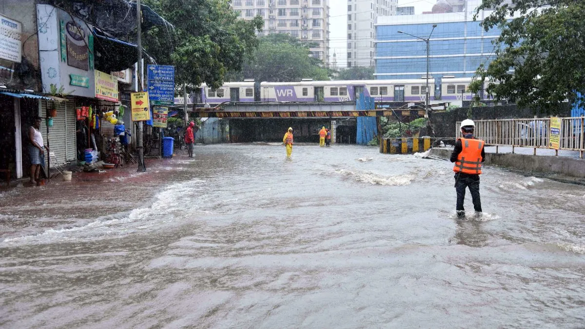 mumbai-rain-update-schools-closed-today-as-imd-predicts-heavy-rain-throughout-the-day-check-weather-forecast-train-update